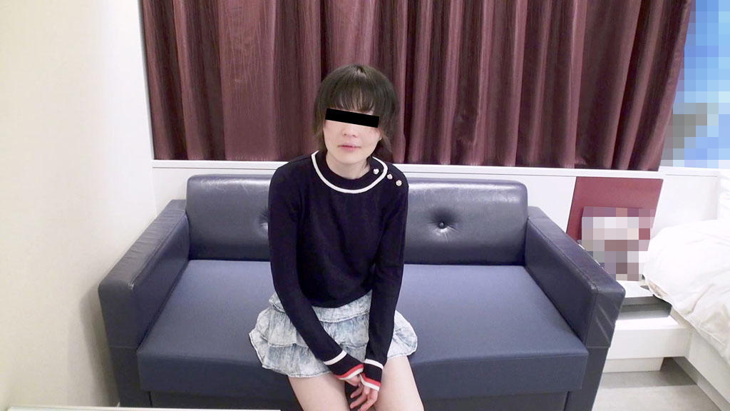 彼氏のハメ撮り願望に笑顔で応える美脚&パイパン娘