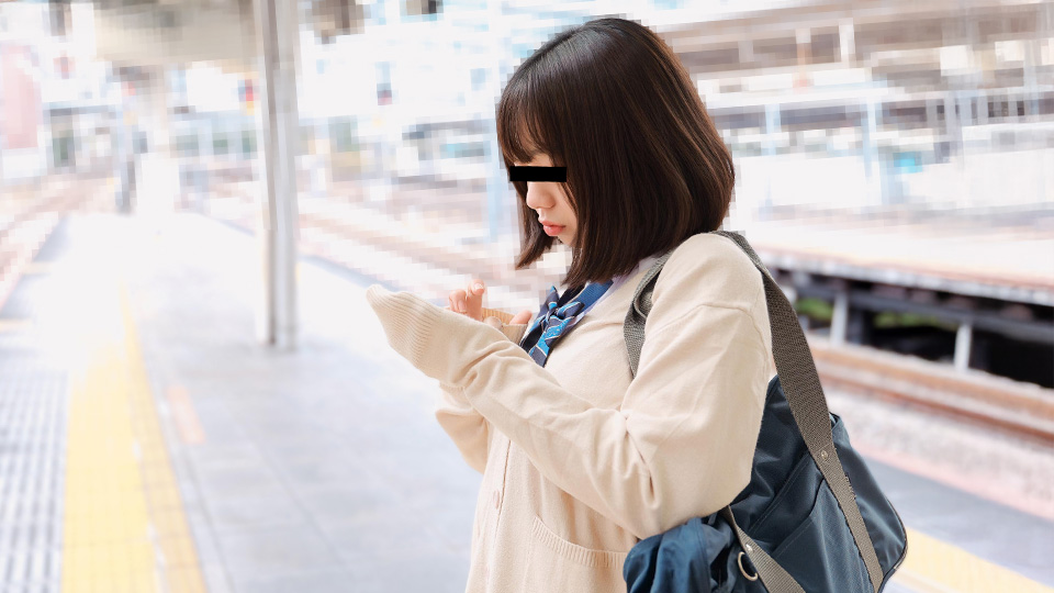 制服娘を電車でイタズラ 天野奈々