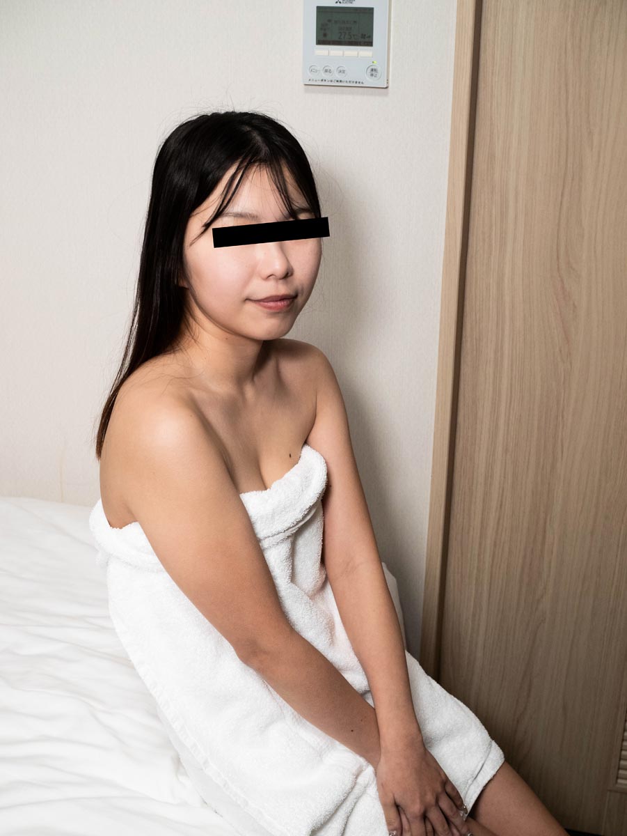 トイレで用をたしながらフェラ
