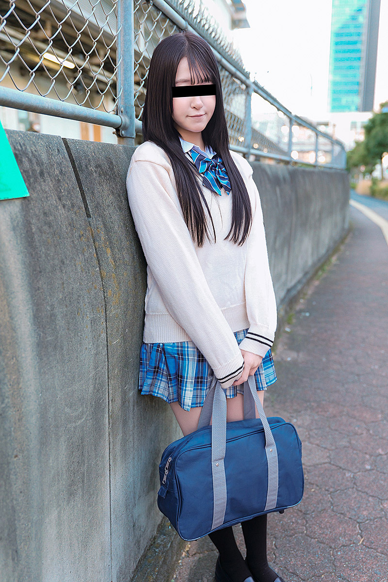 制服娘を電車でイタズラ 根岸由香