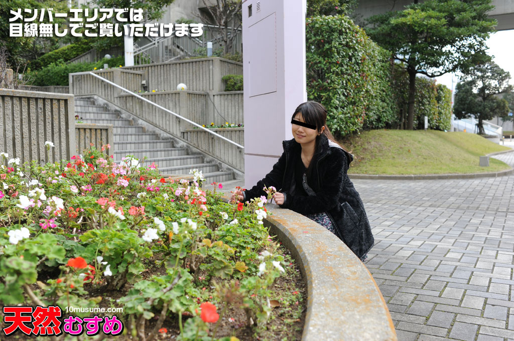 素人むすめの初めての露出 ~人目もはばからず感じちゃった~