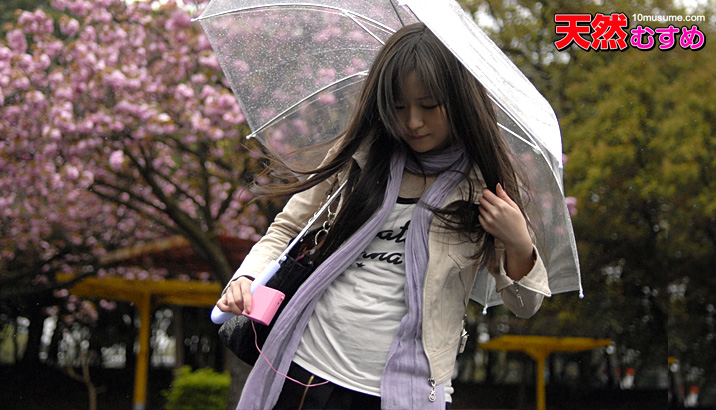 雨の日に野外で飛びっ子装着！雨とラブジュースでヌレヌレっ！ 月野みちる