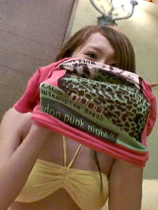 シャワーで悪戯！妹系１９歳