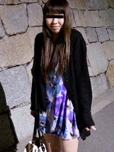 車の振動で揺れる色白な１８才の乳房