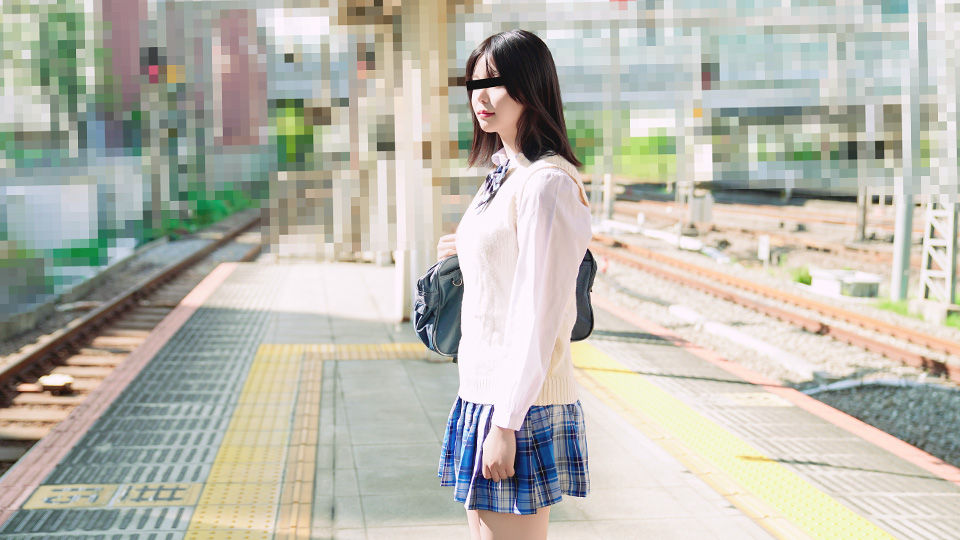 制服娘を電車でイタズラ 瀬戸かなこ