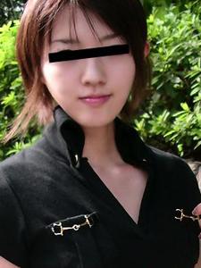 メイド喫茶でバイト中のアキ、１８才